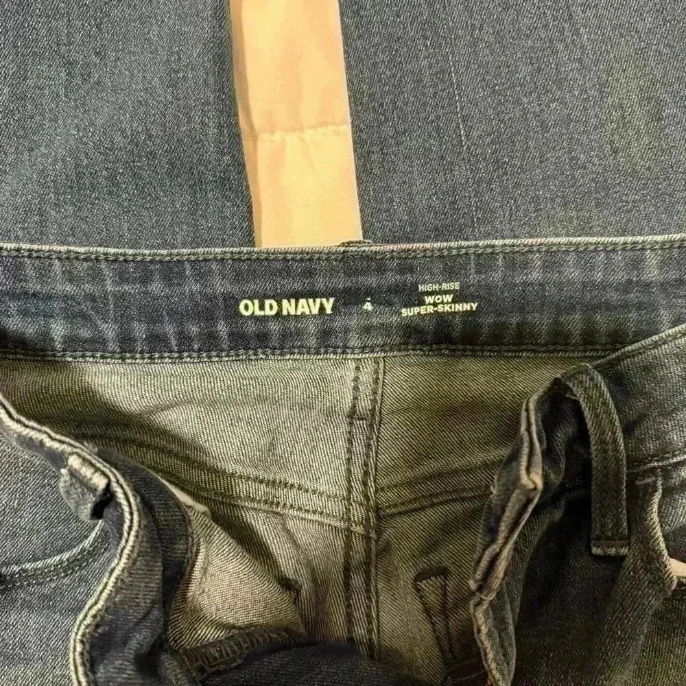 OLD NAVY SUPER SKINNY JEANS SIZE 4 - Picture 2 of 3